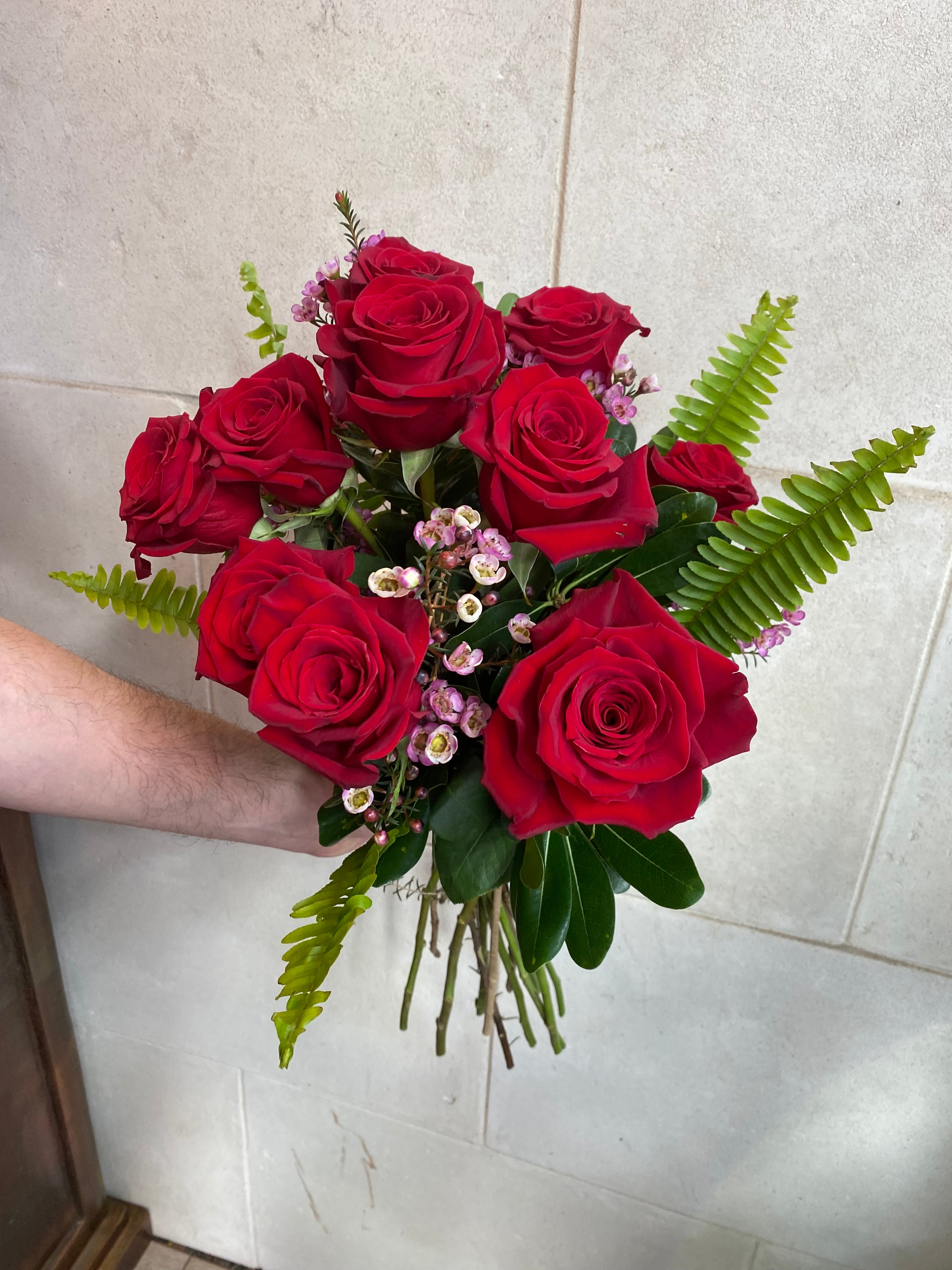 Dozen red roses