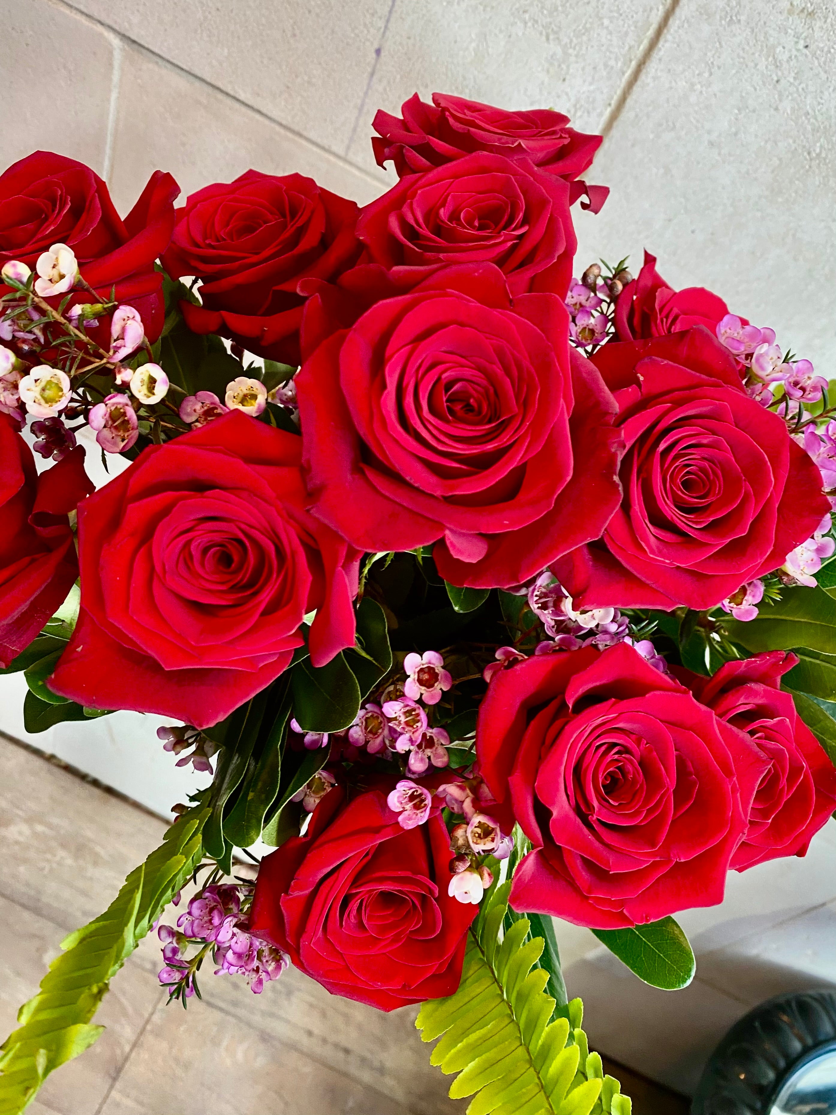 Dozen red roses
