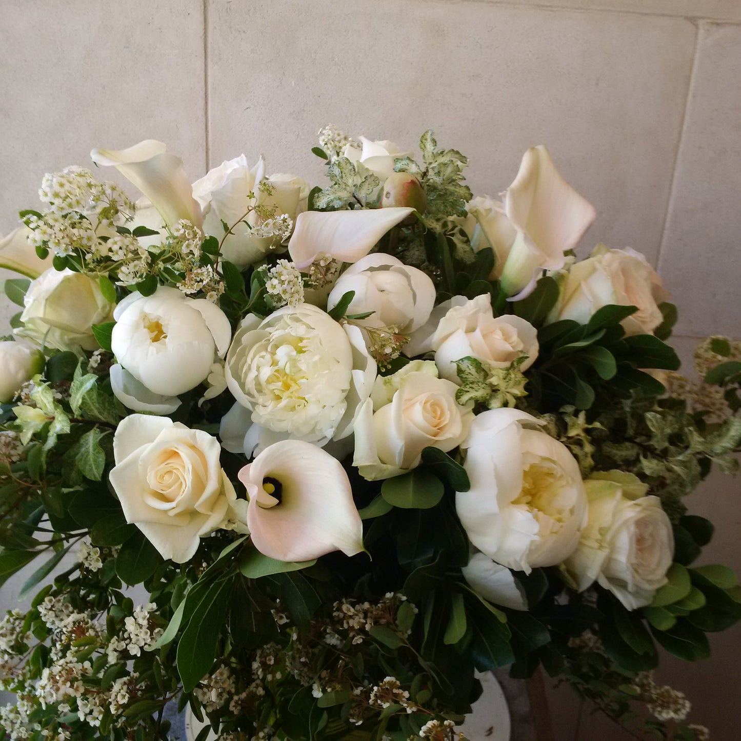 Show stopper white arrangement